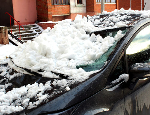 Riziká zimného parkovania vonku – tma nahráva zlodejom, padajúci ľad môže spôsobiť škody za státisíce