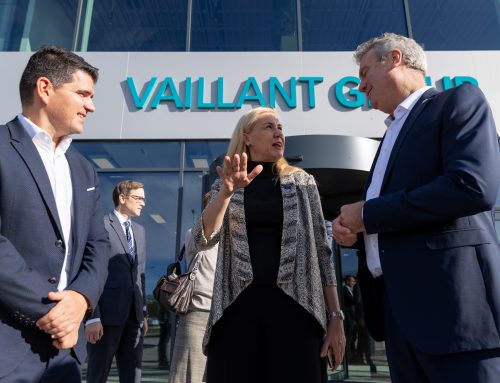 Komisárka EÚ pre energetiku Kadri Simson navštívila nový závod na výrobu tepelných čerpadiel spoločnosti Vaillant Group v Senici